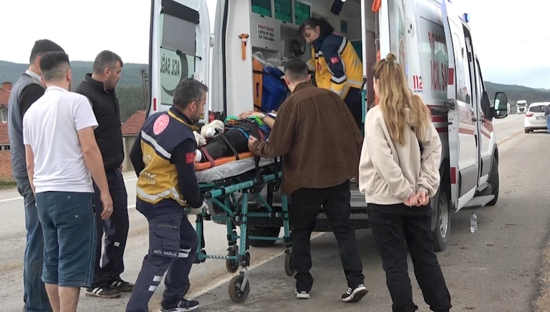 Otomobiller kafa kafaya çarpıştı; 3 yaralı