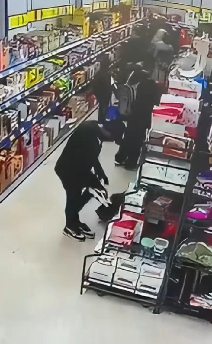 İstanbul - Sultangazi’de reyonda beğendiği ayakkabıyı giyip marketten çıktı; o anlar kamerada 