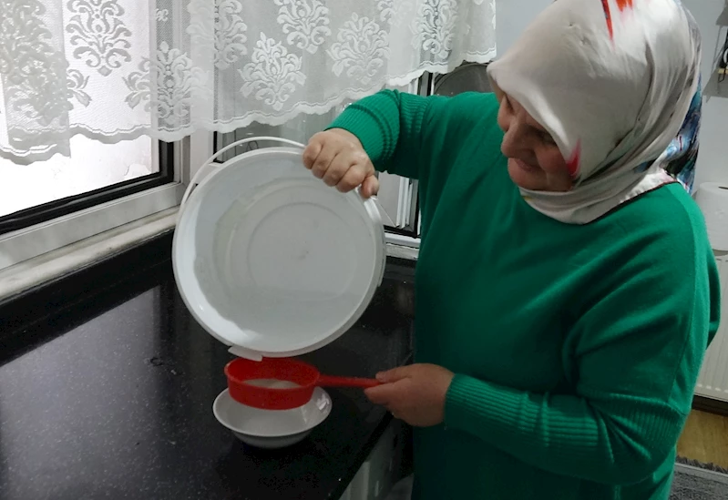 30 yıldır nisan yağmurunu şifa niyetine içiyor