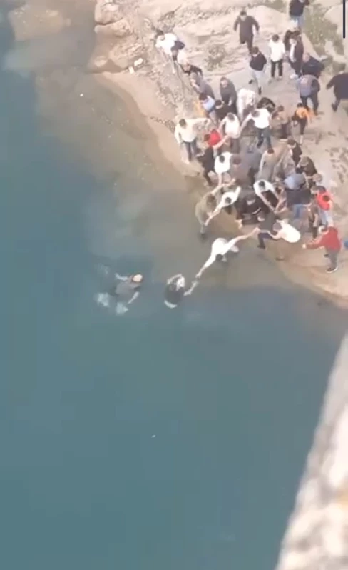 Boğulma tehlikesi geçirenler insan zinciri oluşturularak kurtarıldı; o anlar kamerada