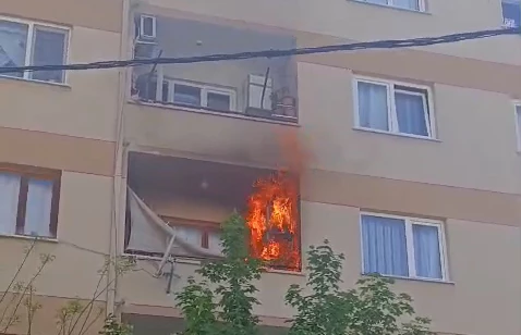 Dairenin balkonunda çıkan yangın söndürüldü