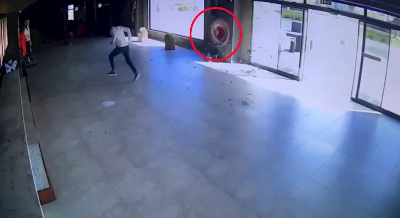 Antalya- Safari aracının kopan tekerleği, iş yerine girdi /Video eklendi 