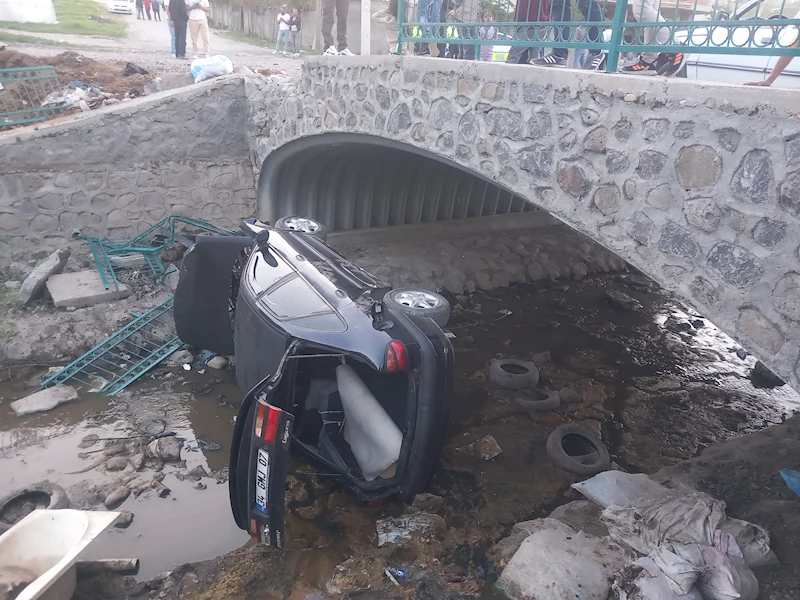 Kavgadan kaçarken otomobille köprüden düşüp yaralandı