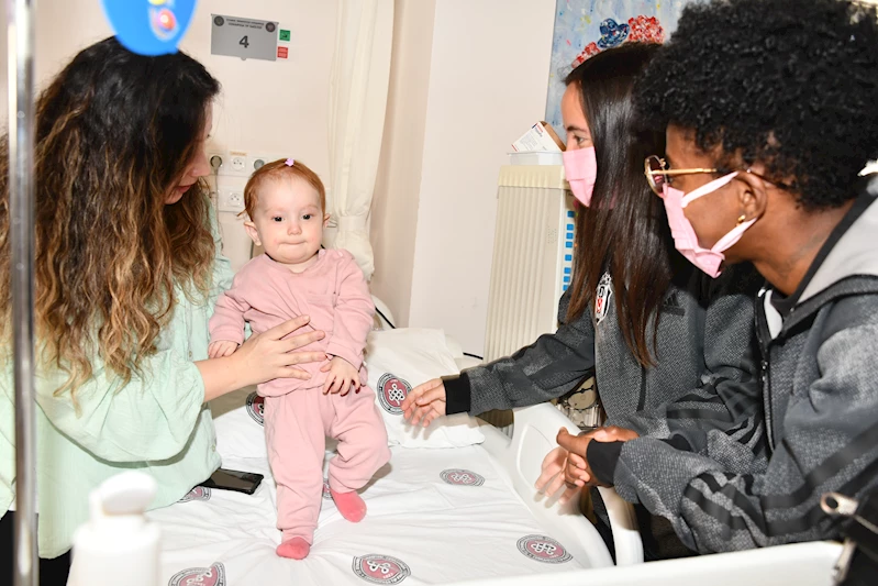 Beşiktaş Kadın Futbol Takımı, hastanede tedavi gören çocuklara sürpriz yaptı