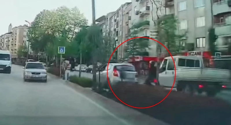 Bursa- Yayaya yol vermek için duran otomobile motosikletin çarptığı kaza kamerada /Video eklendi 