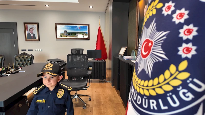 Polis üniformalı çocuklardan 
