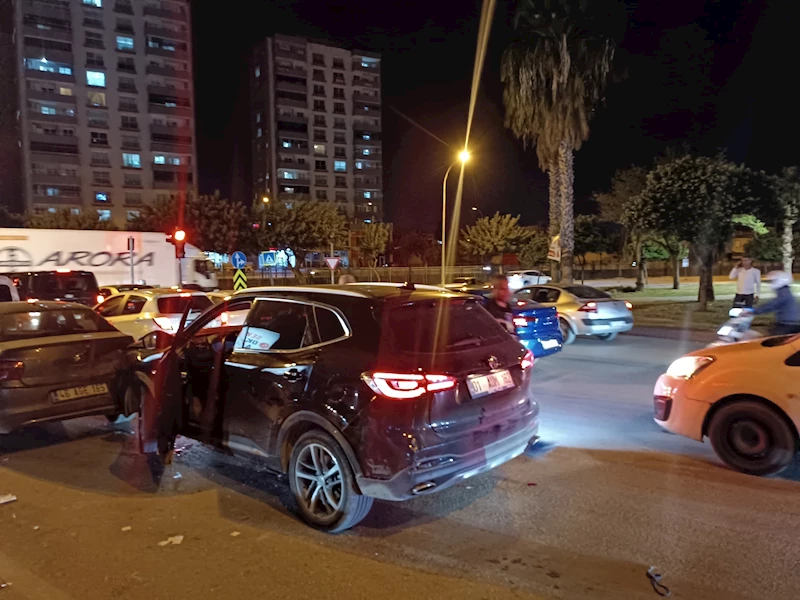 Motosikletli saldırganlar, kırmızı ışıkta bekleyen sürücüyü vurdu: 1 yaralı