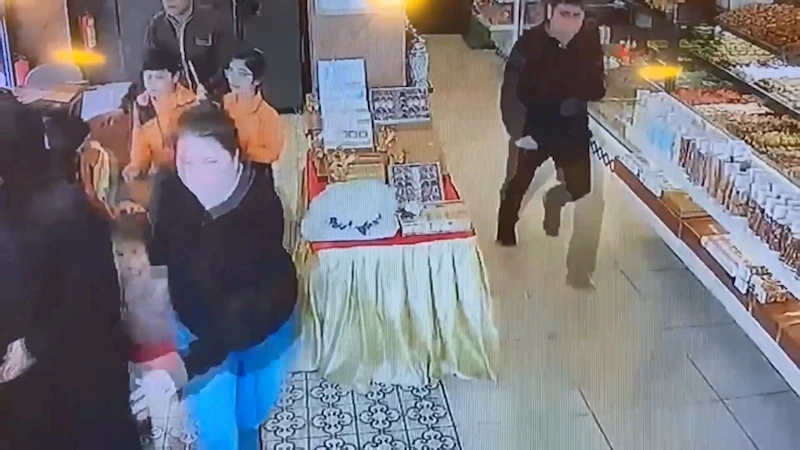 İstanbul- Depremde canını hiçe sayıp, bayılan müşteriyi kurtardı