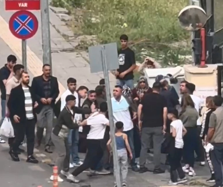 2 ailenin tekmeli yumruklu kavgası kamerada