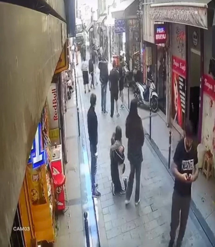 İstanbul - Deprem sırasında ağlayan çocuğuna sarıldı; kaçmak yerine yürüyerek dışarı çıktı 