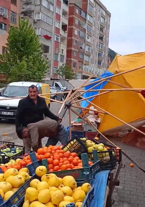 Artvin’de fırtına etkili oldu; tezgahlar devrildi, sebze ve meyveler yola döküldü