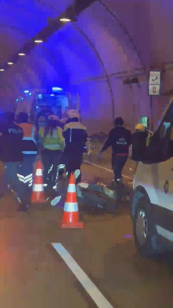İstanbul - Bomonti-Dolmabahçe Tüneli’nde 2 araca çarparak takla atan motosikletin sürücüsü öldü / Ek bilgi - Ek görüntü