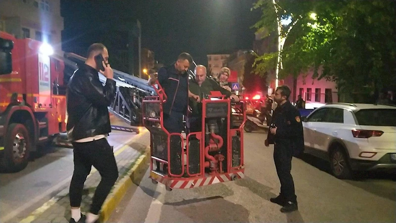 Kocaeli’de binada çıkan yangnıda mahsur kalan 17 kişi kurtarıldı 