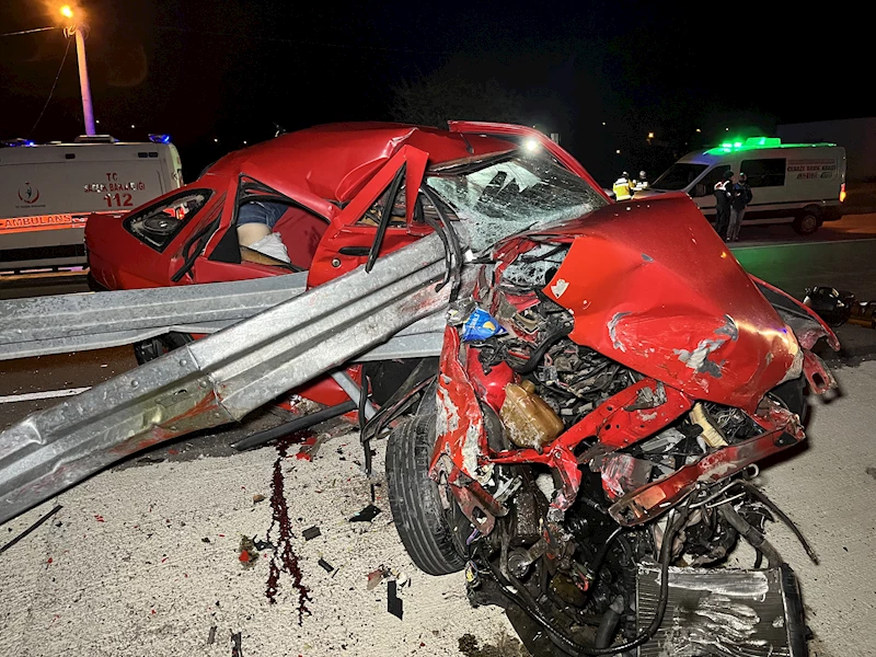 Kocaeli’de otomobil bariyere çarptı; 2 ölü 