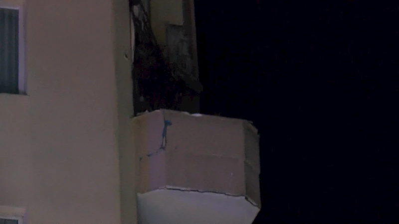 İstanbul - Kadıköy’de 6 katlı binanın 5’inci katındaki balkon çöktü; bina tahliye edildi