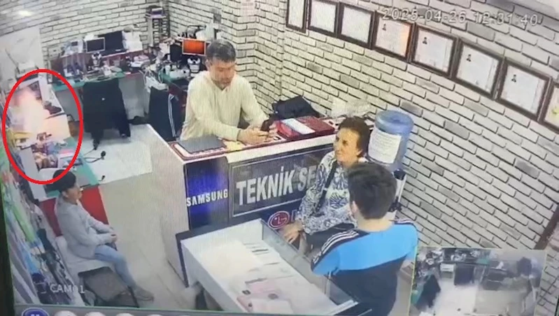 Tamire getirilen telefonun bataryasının patlama anı kamerada