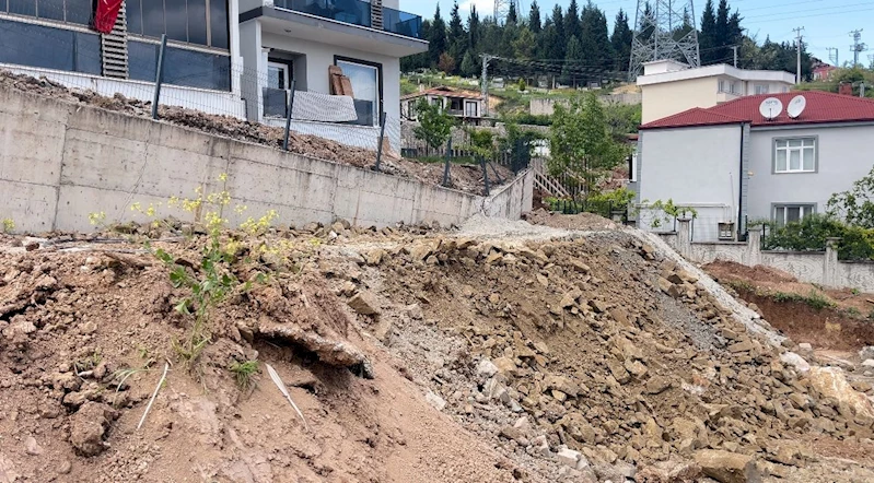 Tahliye edilen binanın önündeki istinat duvarına 