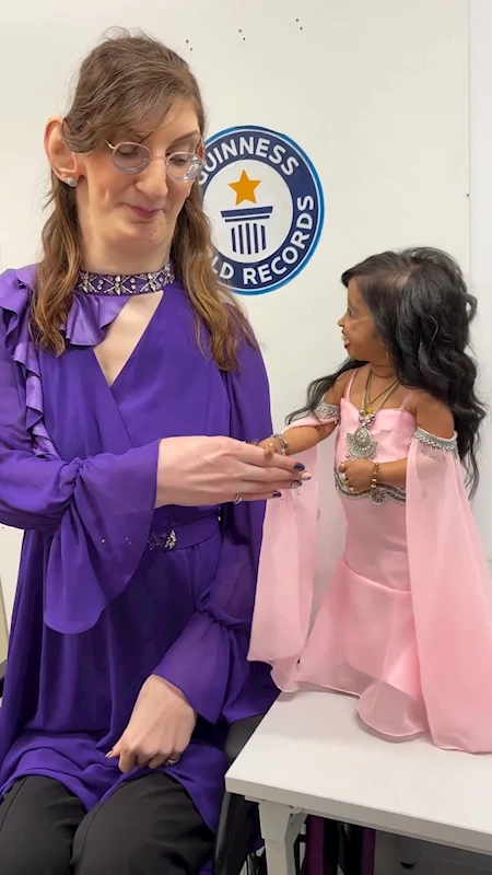 Dünyanın en uzun kadını Rumeysa Gelgi ve dünyanın en kısa kadını Jyoti Amge yeniden buluştu