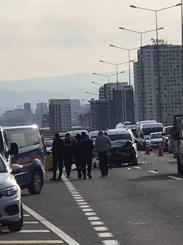 Kaza sonrası aracından inen sürücü, otomobilin çarpması sonucu öldü