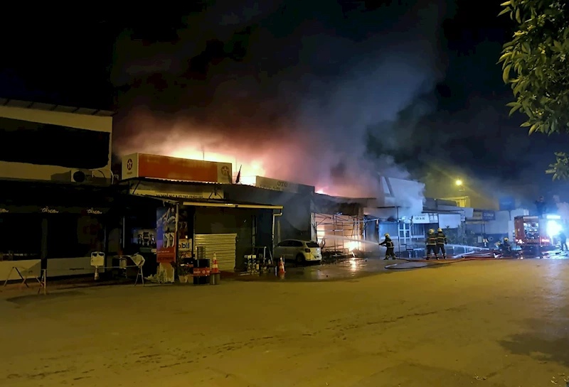 Adana- Borcunu ödemediği iddiasıyla hırdavatçının dükkanını benzin döküp, ateşe verdiler /Video eklendi 