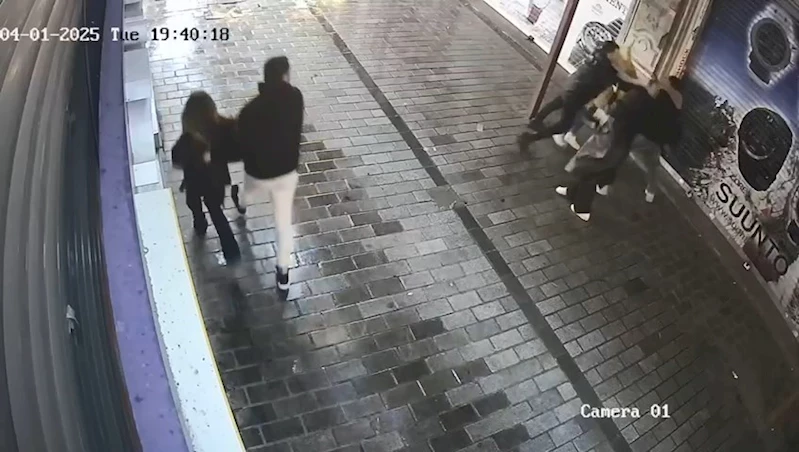 İstanbul - Beyoğlu’nda kadının darbedildiğini gören bekçi şüpheliyi bacağından silahla vurdu