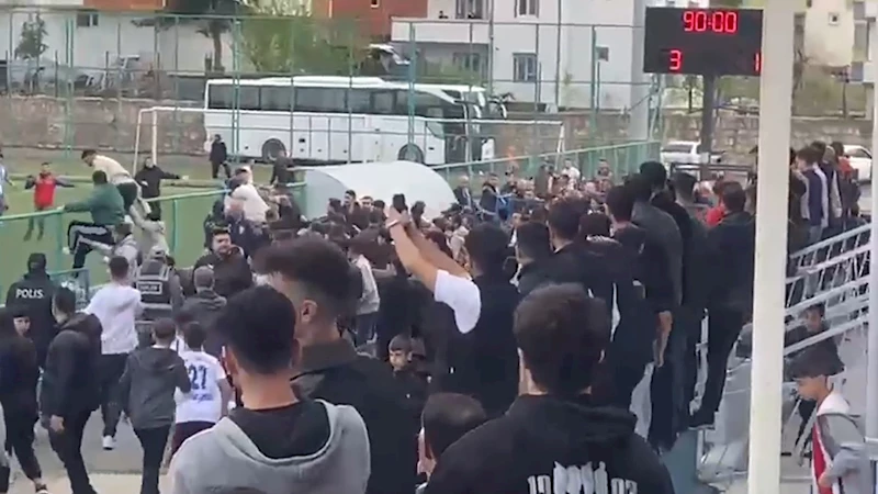 Siirt’te bölgesel amatör maç sonrası futbolcuların kavgasına taraftarlar da karıştı