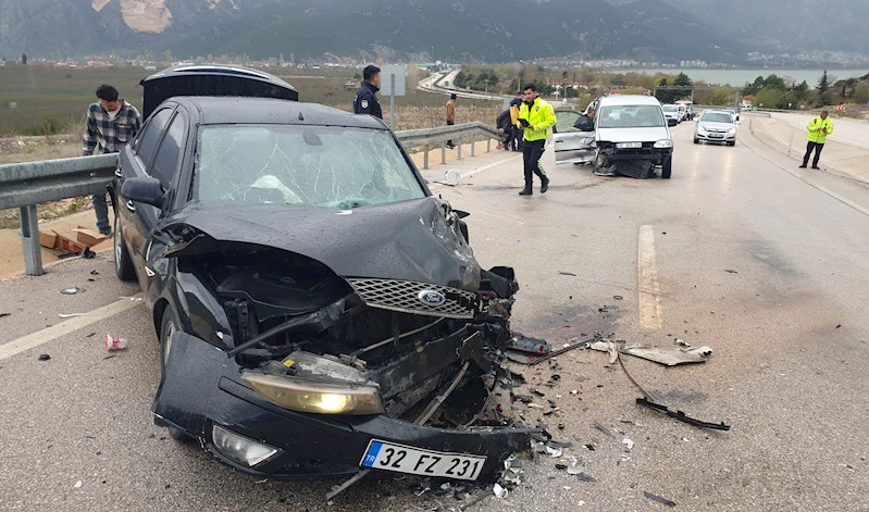 Kaza sonrası yaralı halde çevreye dağılan eşyalarını toplamaya çalıştı