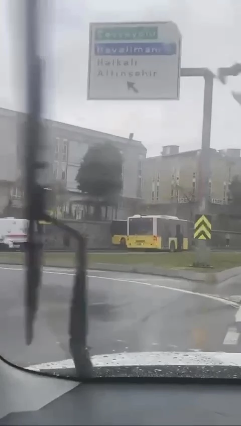 İstanbul - Başakşehir’de İETT otobüsü duvara çarptı: 5 yolcu yaralandı 