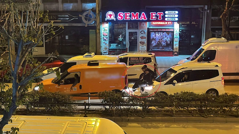 Arızalanan aracı, arkadaki aracın kaputuna oturup bacaklarıyla ittirerek götürdüler 