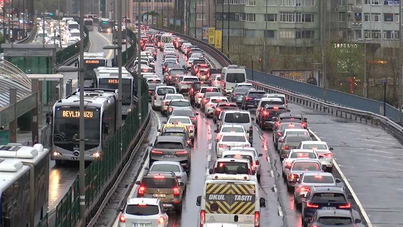 İstanbul - İstanbul’da akşam saatlerinde trafik yoğunluğu arttı