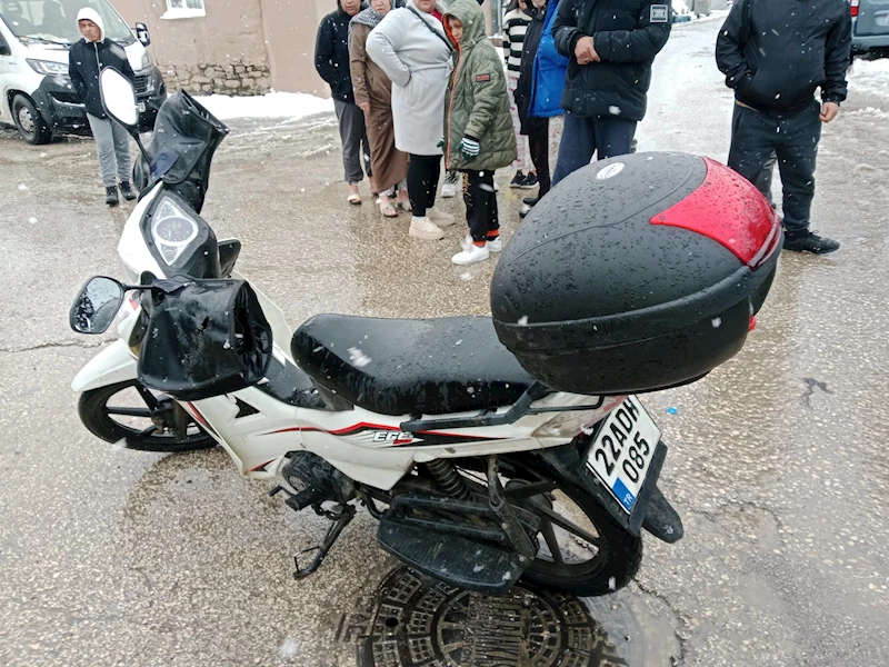Otomobille çarpışan motosikletin ehliyetsiz ve kasksız sürücüsü yaralandı 