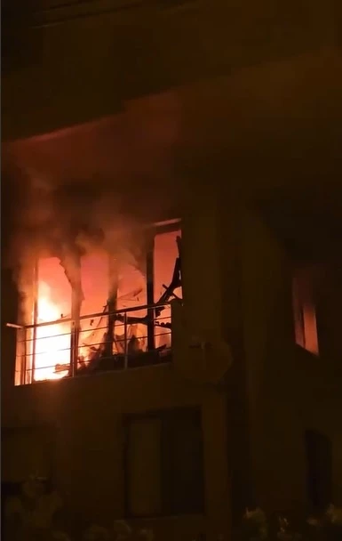 Tatil beldesindeki apart daire alev alev yandı: 1 kişi dumandan etkilendi