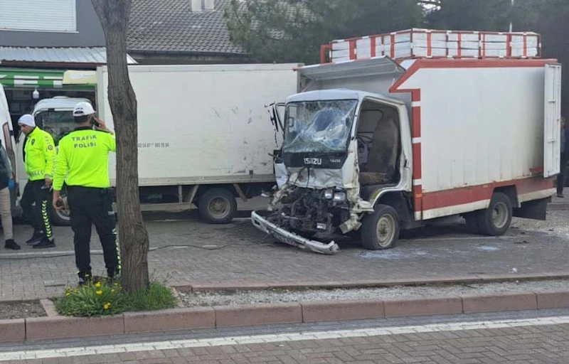 Park halindeki araca çarpan kamyonetin sürücüsü öldü 