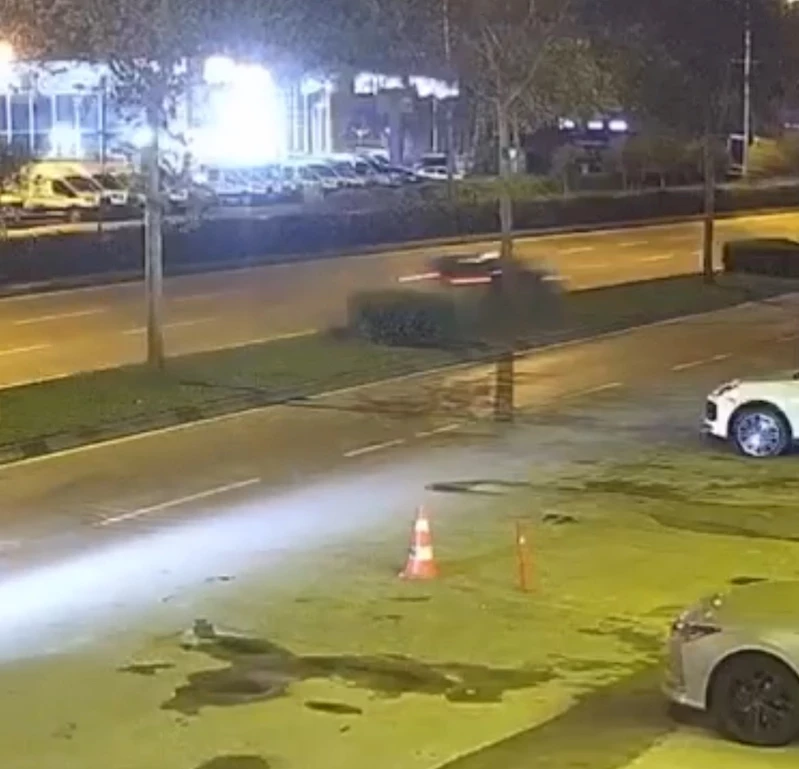 Ağaca çarpan otomobilin sürücüsü öldü; kaza anı kamerada (2)