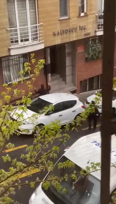 İstanbul - Kağıthane’de komşuların sigara izmariti kavgası: Taşlarla saldırıp polisin yanında birbirlerine girdiler / Ek görüntü ve bilgiyle  