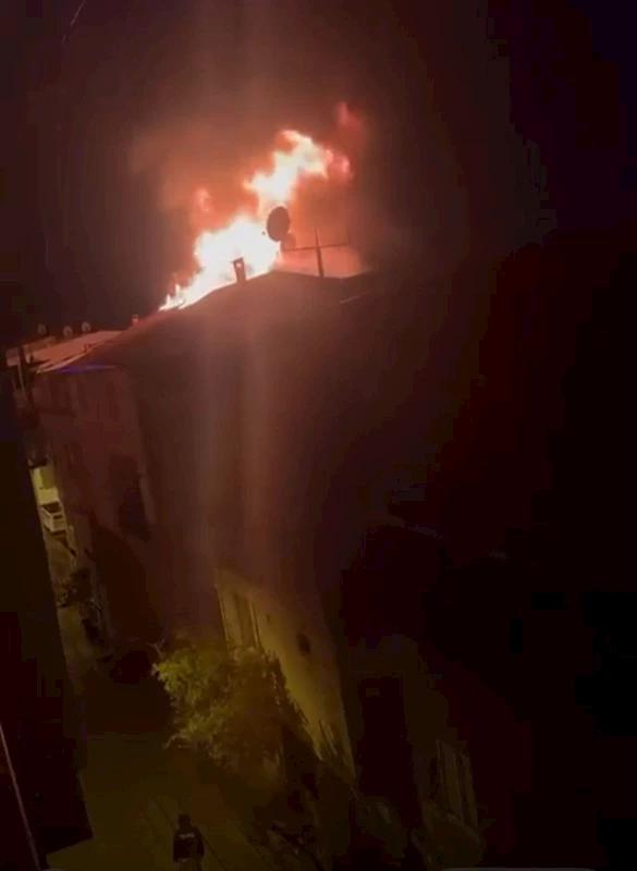 4 katlı binanın çatısı alev alev yandı 