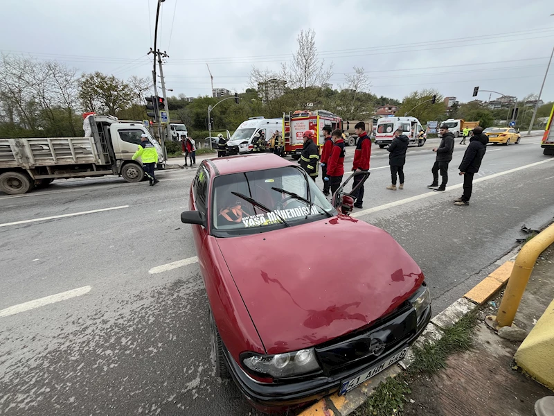 Hasta taşıyan ambulansla çarpışan otomobildeki baba ve oğlu yaralandı 