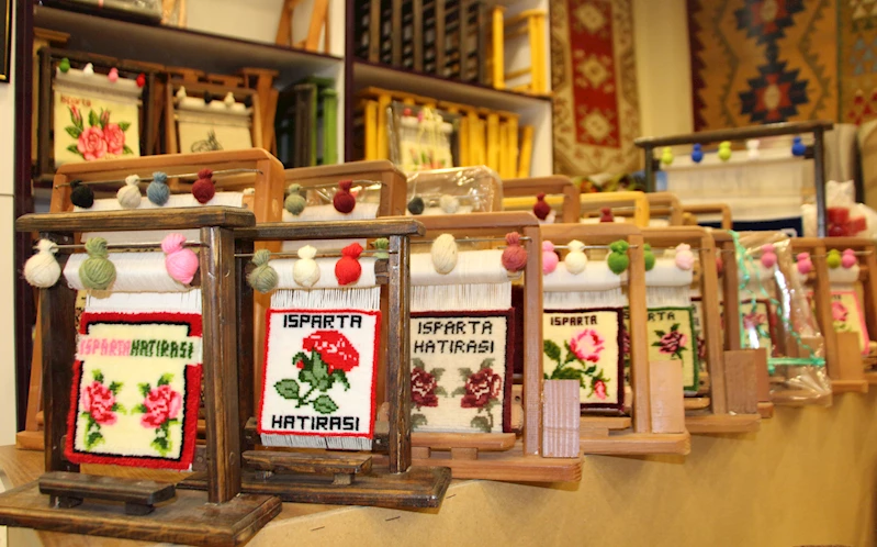 Çerçeve boyutunda minyatür halı, 7 bin 575 ilmekle dokunuyor