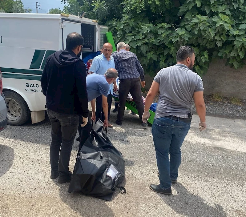 Annesini dövüp, boğdu