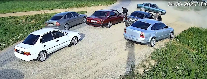Drift atıp, yolu kapatarak tabancayla ateş açtılar; o anlar kamerada