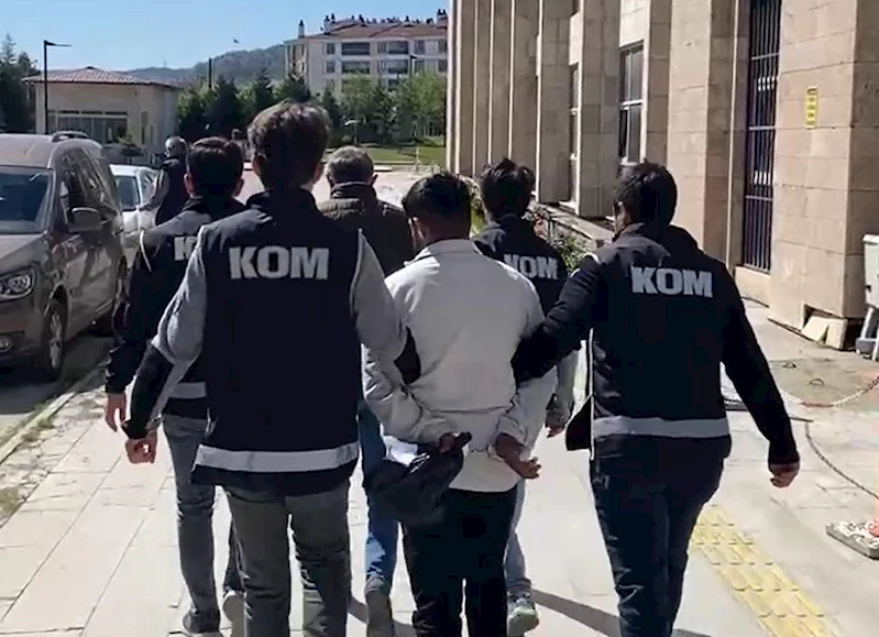 Kütahya- Telefon dolandırıcısı, 2 milyon liralık altını almaya gelince suçüstü yakalandı /Video eklendi 