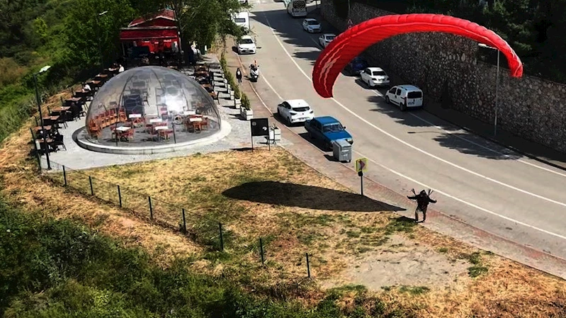 Bursa- Ekstrem sporcusu Mertcan, arkadaşlarıyla oturduğu kafeteryadan evine paraşütle gitti/Video eklendi 