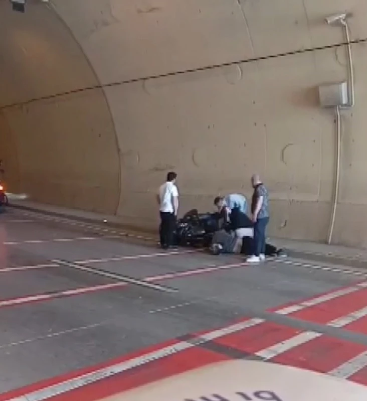 İstanbul - Beyoğlu’nda tünelde ters yöne giren cip, motosiklete çarptı