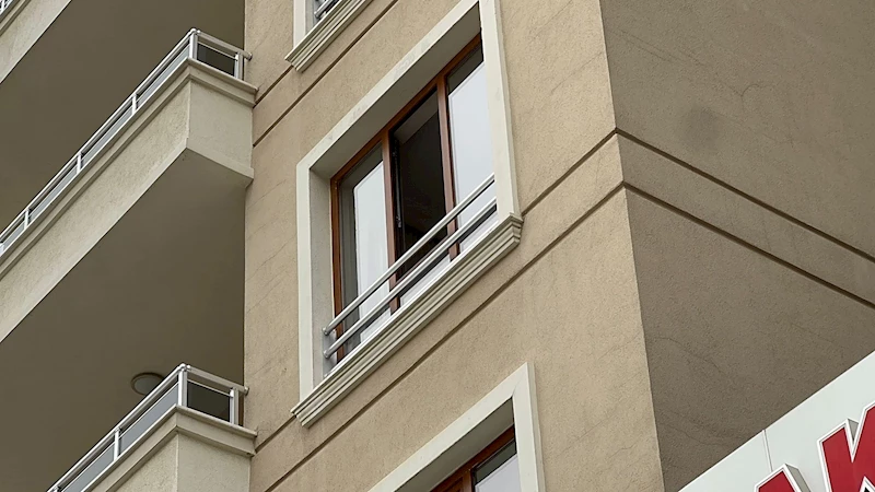 Eşini bıçakla öldürüp, başında bekledi