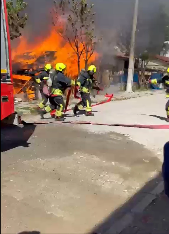 Tek katlı ev yanarak küle döndü