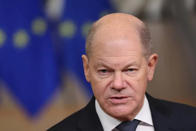 Scholz görevini Merz