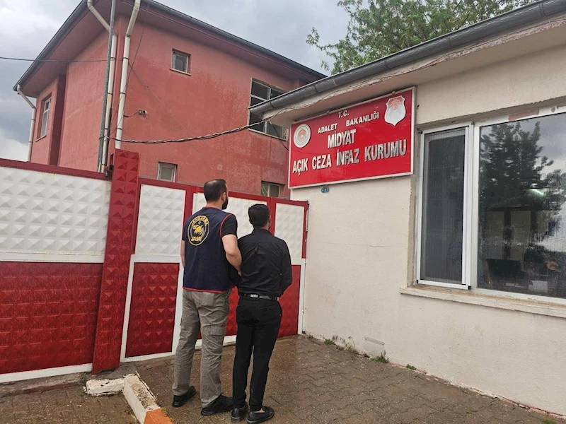 Jandarma, firari hükümlüyü düğünde bağlama çalarken yakaladı