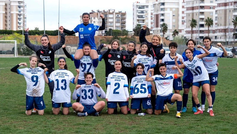 Kadın futbol takımının hem başkanı hem antrenörü hem malzemecisi