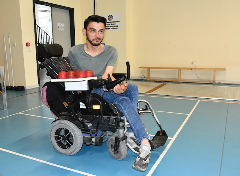 Yıllarca evden çıkmayan bedensel engelli Yücel, tanıştığı boccede stil geliştirip kürsüye çıktı