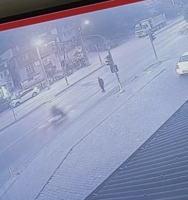 Yaya geçidinde motosiklet çarptı; kaza kamerada